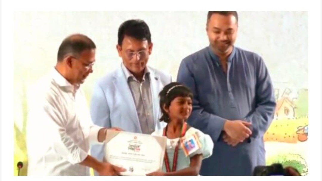 উপস্থিত বক্তৃতায় দেশসেরা মাগুরার হুমাইরা: প্রধানমন্ত্রীর হাত থেকে নিলেন স্বর্ণপদক