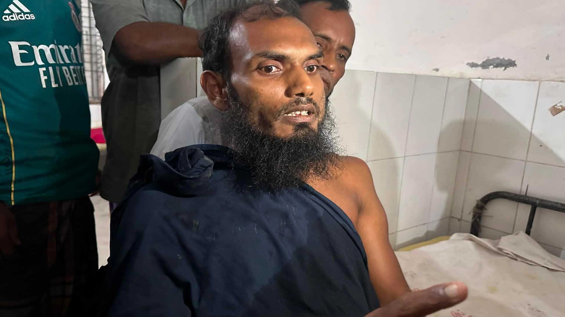 বাউফলে গৃহবধূর সঙ্গে পরকীয়ার অভিযোগে জামায়াত নেতাকে মারধর