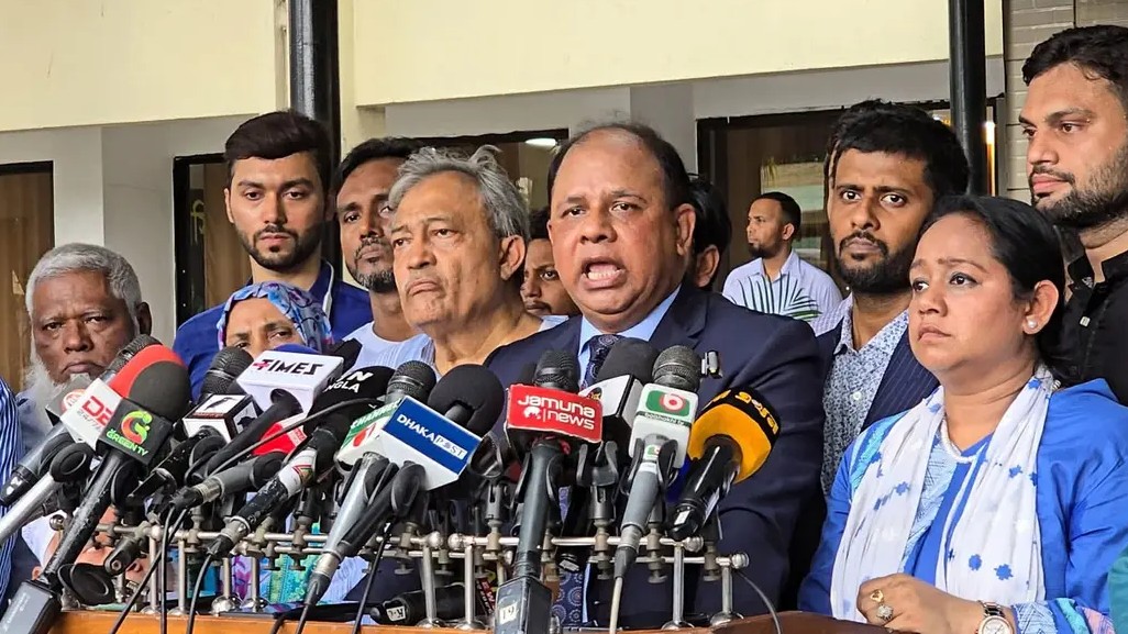 ফ্যাসিবাদের ভয়াবহতার সাক্ষী ‘আয়নাঘরের’ দেয়াল : চিফ প্রসিকিউটর আন্তর্জাতিক অপরাধ ট্রাইব্যুনালের চিফ প্রসিকিউটর মো. আমিনুল ইসলাম বলেছেন, বহুল আলোচিত ‘আয়নাঘর’ কেবল একটি গোপন বন্দিশালা নয়। এটি ফ্যাসিবাদী রাষ্ট্রব্যবস্থার ভয়াবহতা এবং মানবতাবিরোধী অপরাধের জীবন্ত প্রমাণ। এখানে সংঘটিত ঘটনা কোনো কল্পকাহিনি নয়। বরং গুম, নির্যাতন ও নিপীড়নের নির্মম বাস্তব চিত্র। শনিবার (১ আগস্ট) রাজধানীর র্যাব-১ সদর দপ্তরে অবস্থিত টাস্কফোর্স ফর ইন্টারোগেশন (টিএফআই) সেল পরিদর্শন শেষে সাংবাদিকদের তিনি এসব কথা বলেন। চিফ প্রসিকিউটর জানান, আয়নাঘরের ভেতরের পরিবেশ অত্যন্ত ভয়াবহ। সেখানে ছোট-বড় মিলিয়ে ২৯টি সেল পাওয়া গেছে। অভিযোগ রয়েছে, আওয়ামী লীগ সরকারের আমলে ভিন্নমতের মানুষদের গোপনে ধরে এনে এসব কক্ষে বছরের পর বছর আটকে রেখে নির্যাতন করা হতো। পরে কাউকে মিথ্যা মামলায় গ্রেপ্তার দেখিয়ে আইনশৃঙ্খলা বাহিনীর কাছে হস্তান্তর করা হতো। আবার অনেককে হত্যার পর তাদের মরদেহ গুম করে ফেলা হয়েছে বলেও অভিযোগ রয়েছে। তিনি বলেন, ২০২৪ সালের ৫ আগস্ট সরকার পতনের পর উদ্ধার হওয়া কয়েকজন ভুক্তভোগী ট্রাইব্যুনালে অভিযোগ দায়ের করেছেন। তাদের মধ্যে ব্যারিস্টার মীর আহমেদ বিন কাশেম আরমান অন্যতম। এসব অভিযোগের ভিত্তিতে টিএফআই সেলে সংঘটিত গুম ও নির্যাতনের ঘটনায় মানবতাবিরোধী অপরাধের মামলার বিচার চলছে। তবে এখনো প্রায় ২৫০ জনের বেশি নিখোঁজ ব্যক্তির সন্ধান মেলেনি। এ তালিকায় ইলিয়াস আলীসহ আরও অনেকের নাম রয়েছে। আমিনুল ইসলাম বলেন, বর্তমান স্বরাষ্ট্রমন্ত্রী সালাহউদ্দিন আহমেদকেও একসময় এই আয়নাঘরে আটক রাখা হয়েছিল। পরে তাকে ভারতে নেয়া হয় এবং সেখানে ছেড়ে দেয়া হয়। তদন্ত ও সাক্ষ্য-প্রমাণ থেকে এমন তথ্য পাওয়া গেছে।  তিনি আরও বলেন, এসব ঘটনায় যারা প্রত্যক্ষ বা পরোক্ষভাবে জড়িত ছিলেন এবং মানবতাবিরোধী অপরাধ সংঘটনে ভূমিকা রেখেছেন, তাদের সবাইকে আইনের আওতায় আনা প্রয়োজন। এ লক্ষ্যেই প্রসিকিউশন টিম ও তদন্ত সংস্থা সমন্বিতভাবে কাজ করছে। আন্তর্জাতিক মান বজায় রেখে স্বচ্ছ ও নিরপেক্ষ বিচার নিশ্চিত করার প্রতিশ্রুতিও দেন তিনি। ন্যায়বিচারের স্বার্থে এদিন আন্তর্জাতিক অপরাধ ট্রাইব্যুনাল-১ এর চেয়ারম্যান বিচারপতি মো. গোলাম মর্তূজা মজুমদারের নেতৃত্বে ট্রাইব্যুনালের সদস্যরা আয়নাঘর পরিদর্শন করেন। এ সময় প্রসিকিউশন টিমের সদস্য ও আসামিপক্ষের কয়েকজন আইনজীবী উপস্থিত ছিলেন।