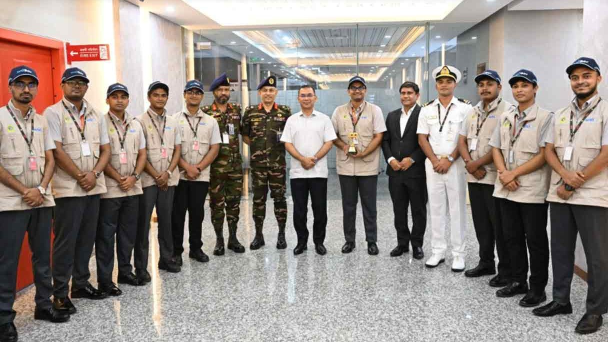আন্ডারওয়াটার রোবট প্রতিযোগিতায় বিশ্বজয়ী এমআইএসটি দলের সঙ্গে প্রধানমন্ত্রীর সাক্ষাৎ