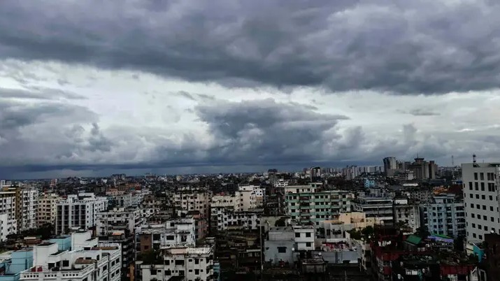 মেঘে ঢাকা রাজধানীর আকাশ, দুপুরের মধ্যে বজ্রসহ বৃষ্টির সম্ভাবনা