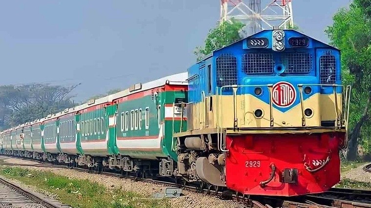 সিরাজগঞ্জে ট্রেন লাইনচ্যুত, ঢাকার সঙ্গে উত্তরাঞ্চলের রেল যোগাযোগ বন্ধ