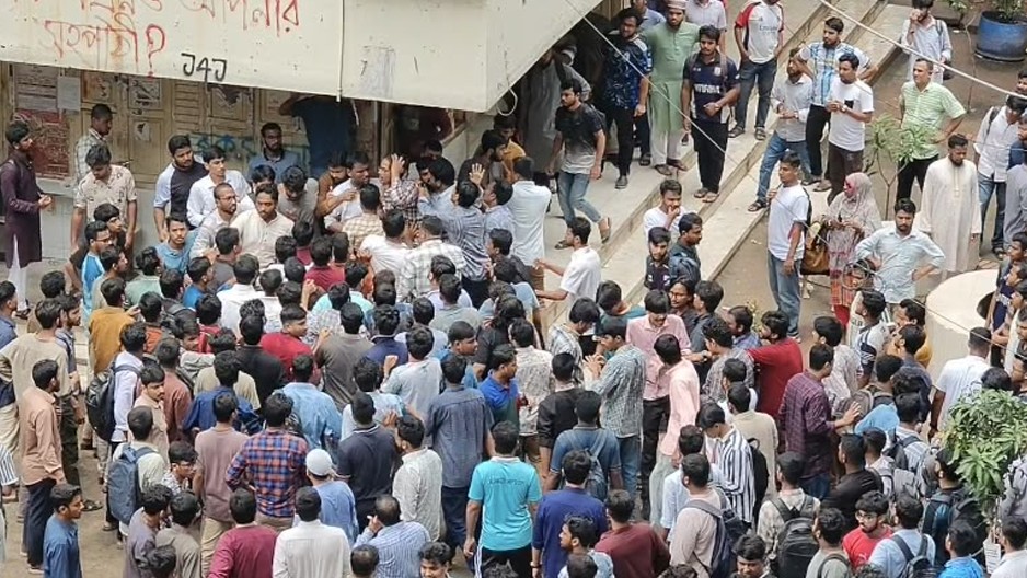 জবিতে ছাত্রদল-শিবির সংঘর্ষে উত্তপ্ত ক্যাম্পাস
