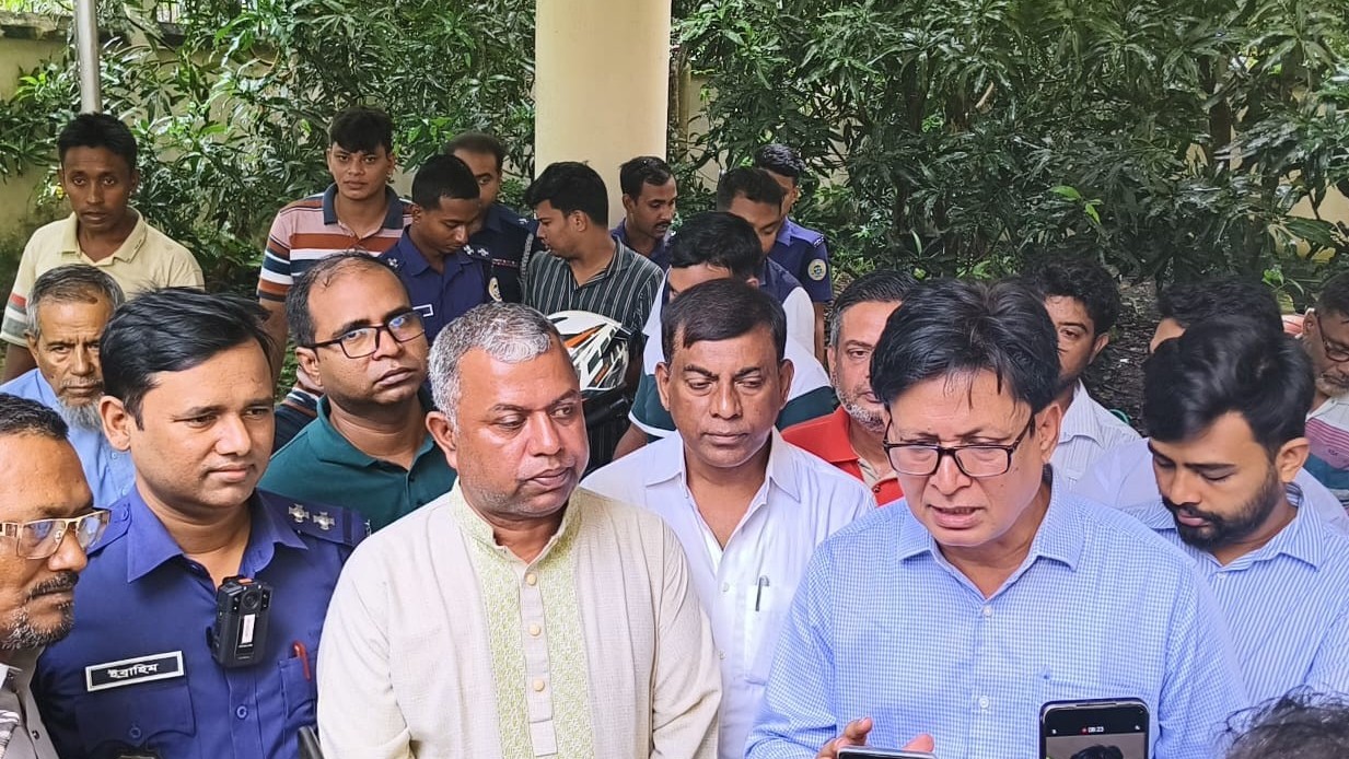 লোডশেডিং ও অতিরিক্ত বিলের প্রতিবাদে বাউফলে পল্লী বিদ্যুৎ অফিস ঘেরাও