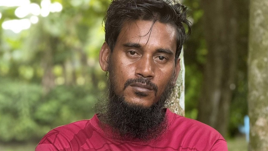 ভাইরাল রিপনকে নিয়ে নতুন বিতর্ক, সালিশে গ্রাম ছাড়ার নির্দেশের দাবি জনপ্রিয় কনটেন্ট ক্রিয়েটর রিপন মিয়াকে (রিপন ভিডিও) ঘিরে নতুন বিতর্কের সৃষ্টি হয়েছে। ১৫ বছর বয়সী এক কিশোরীর সঙ্গে অনৈতিক সম্পর্কের অভিযোগে স্থানীয়দের আয়োজিত সালিশে তাকে গ্রাম ছাড়ার নির্দেশ দেয়া হয়েছে বলে দাবি করেছেন স্থানীয়রা। স্থানীয় সূত্র জানায়, ঘটনাটি নেত্রকোনা সদর উপজেলার নন্দুরা গ্রামে। রিপন মিয়ার বাড়ি দক্ষিণ বিশিউড়া গ্রামে হলেও কিছুদিন আগে তিনি নন্দুরায় জমি কিনে বাড়ি নির্মাণ করে পরিবারসহ বসবাস শুরু করেন। অভিযোগ রয়েছে, সম্প্রতি নন্দুরা গ্রামের ১৫ বছর বয়সী এক কিশোরীর সঙ্গে তার সম্পর্ক গড়ে ওঠে। সোমবার (৩ আগস্ট) বিকেলে স্থানীয়রা তাদের আপত্তিকর অবস্থায় দেখতে পান বলে দাবি করেন। পরে রিপন মিয়াকে আটক করে গ্রাম্য সালিশের আয়োজন করা হয়। স্থানীয়দের ভাষ্য, সালিশে রিপন মিয়ার বিরুদ্ধে পাঁচ লাখ টাকা জরিমানা করা হয় এবং দ্রুত নন্দুরা গ্রাম ছেড়ে চলে যাওয়ার নির্দেশ দেয়া হয়। স্থানীয় সূত্র আরও জানায়, এর আগেও রিপন মিয়ার বিরুদ্ধে স্ত্রী-সন্তানের পরিচয় গোপন রাখা এবং বৃদ্ধ বাবা-মায়ের খোঁজখবর না নেয়ার অভিযোগ উঠেছিল। ওই ঘটনার পর সমালোচনার মুখে তিনি নিজের মায়ের কাছে ক্ষমা চেয়ে একটি ভিডিও সামাজিক যোগাযোগমাধ্যমে প্রকাশ করেন। এ বিষয়ে রিপন মিয়ার বক্তব্য জানার জন্য একাধিকবার যোগাযোগের চেষ্টা করা হলেও তার কোনো প্রতিক্রিয়া পাওয়া যায়নি। তার ব্যবহৃত মোবাইল ফোনটিও বন্ধ পাওয়া গেছে। তবে কিশোরীর সঙ্গে সম্পর্ক, সালিশ, জরিমানা ও গ্রাম ছাড়ার নির্দেশ—এসব তথ্য স্থানীয় সূত্রের দাবি। এ ঘটনায় এখন পর্যন্ত আইনশৃঙ্খলা রক্ষাকারী বাহিনীর পক্ষ থেকে কোনো আনুষ্ঠানিক বক্তব্য পাওয়া যায়নি। একই সঙ্গে কোনো মামলা হয়েছে কি না, সে বিষয়েও নিশ্চিত তথ্য মেলেনি। ফলে অভিযোগগুলোর সত্যতা স্বাধীনভাবে যাচাই করা সম্ভব হয়নি।
