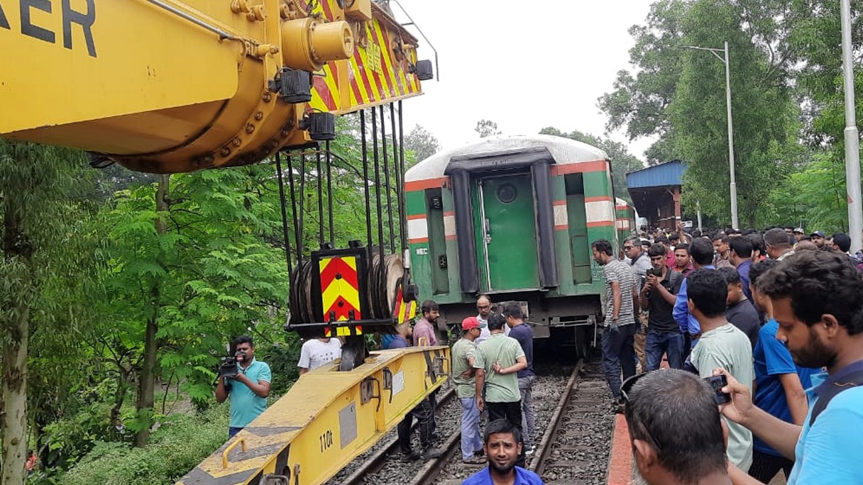 সাড়ে ৬ ঘণ্টা পর ঢাকার সঙ্গে উত্তরবঙ্গের রেল যোগাযোগ স্বাভাবিক