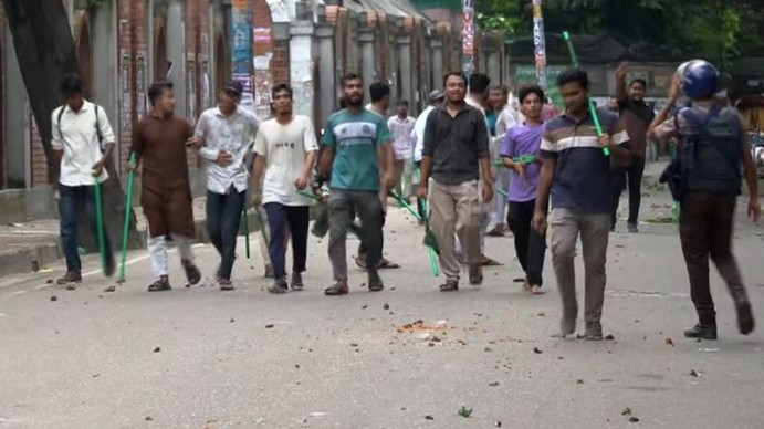 আলিয়া মাদরাসার সামনে ছাত্রদল-ছাত্রশিবিরের সংঘর্ষ