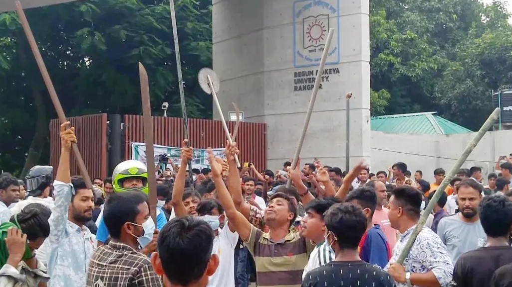 দেশীয় অস্ত্র-লাঠিসোঁটাসহ বেরোবির প্রধান ফটকে ছাত্রদল-যুবদলের অবস্থান