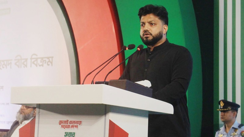 ‘শহীদদের জন্য আপনারা কিছুই করেননি’: প্রতিবাদকারীদের উদ্দেশে ইশরাক হোসেন