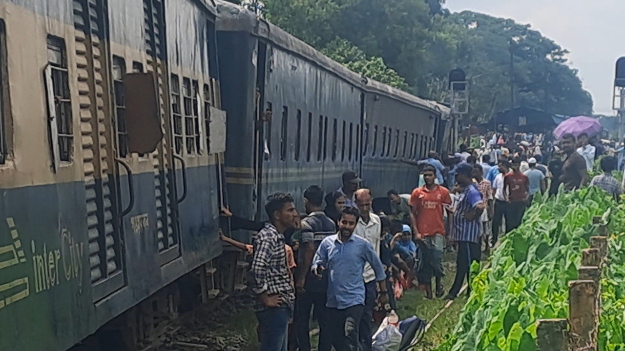গফরগাঁওয়ে ট্রেনের ৪ বগি লাইনচ্যুত, ঢাকা-ময়মনসিংহ রুটে ট্রেন চলাচল বন্ধ