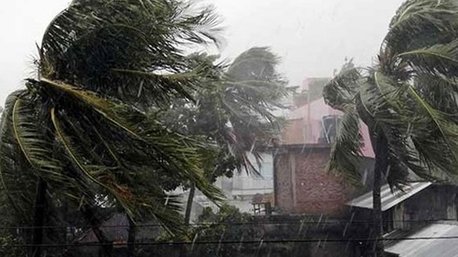 সন্ধ্যার মধ্যে ১২ অঞ্চলে ৬০ কিমি বেগে ঝড়ের আভাস