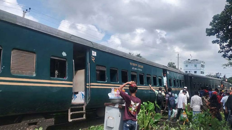  ৬ ঘণ্টা পর স্বাভাবিক ঢাকা-ময়মনসিংহ রুটে ট্রেন চলাচল