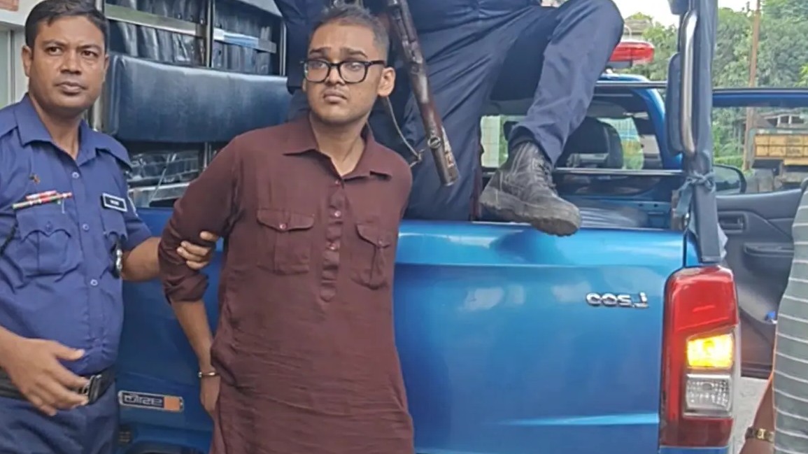পর্যটনমন্ত্রীর পথসভা থেকে পিস্তলসহ যুবক আটক