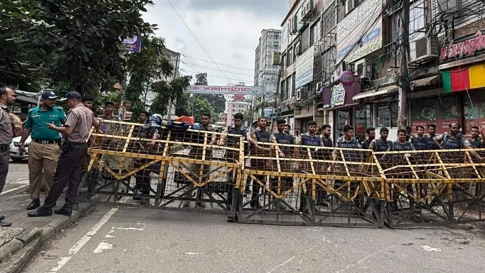 আলিয়া মাদরাসায় শিক্ষার্থীদের হলে ওঠার ঘোষণা, প্রবেশপথে পুলিশের ব্যারিকেড