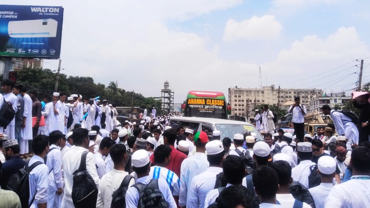 ফুটওভার ব্রিজের দাবিতে ঢাকা-ময়মনসিংহ মহাসড়ক অবরোধ, যান চলাচল বন্ধ