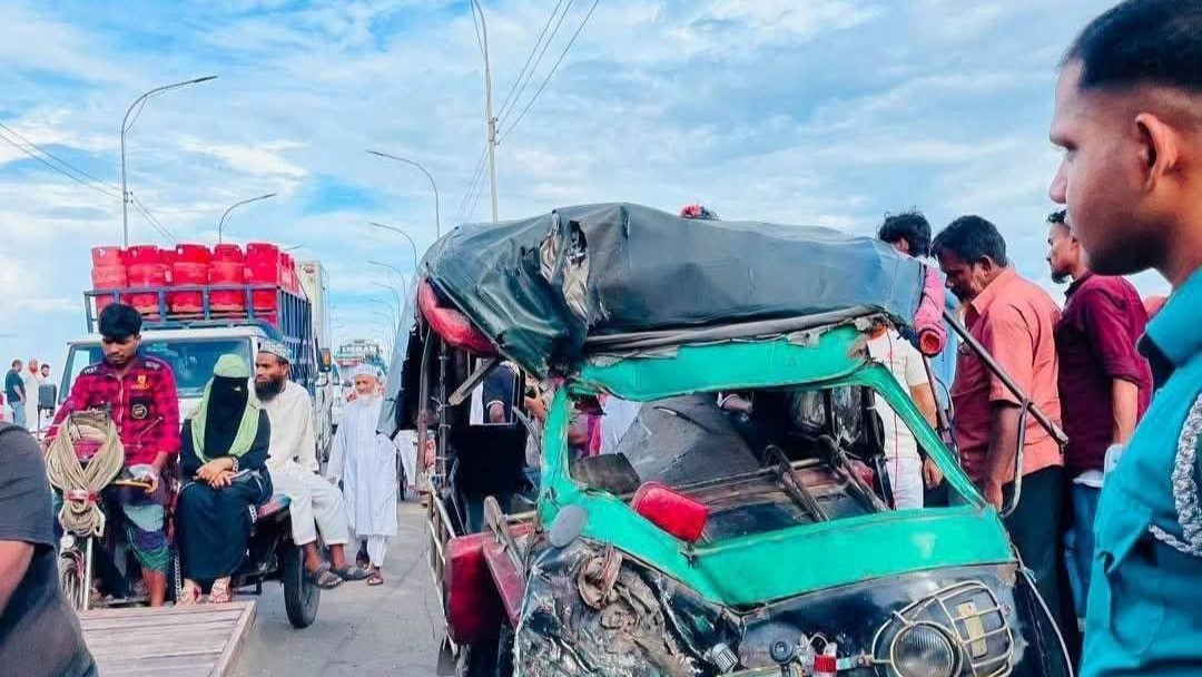 বরিশাল বিশ্ববিদ্যালয়ের সামনে বাস সংঘর্ষে নিহত ১, আহত ৪