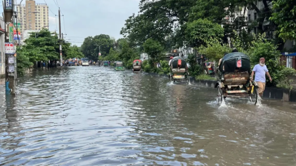২৪ ঘণ্টায় ঢাকায় ৩৫ মিলিমিটার বৃষ্টি, দুপুর পর্যন্ত হালকা বর্ষণের পূর্বাভাস