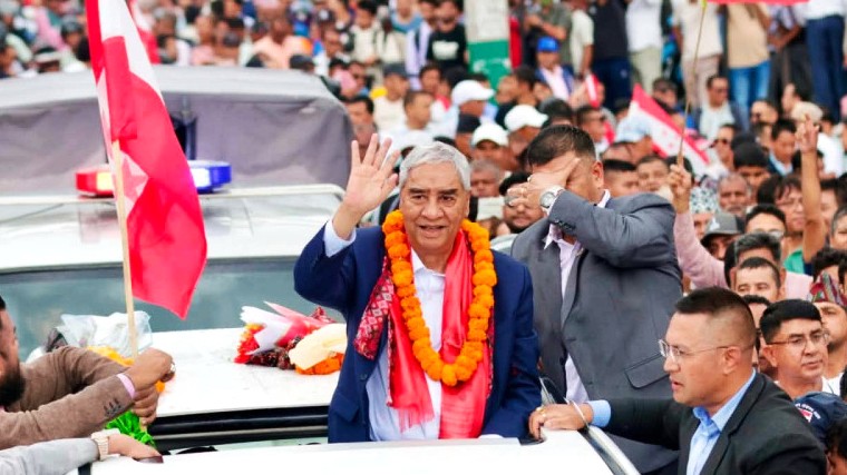 গ্রেপ্তারি পরোয়ানা মাথায় নিয়ে দেশে ফিরলেন নেপালের সাবেক প্রধানমন্ত্রী