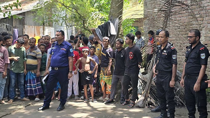  মাদারীপুরে মহিলা মাদ্রাসায় বোমা বিস্ফোরণ, আহত ৫