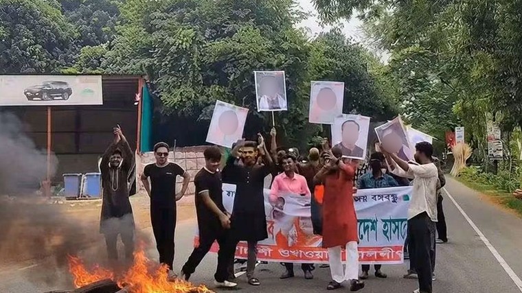 নিষিদ্ধ সংগঠন ছাত্রলীগের ঝটিকা মিছিল, মহাসড়কে আগুন