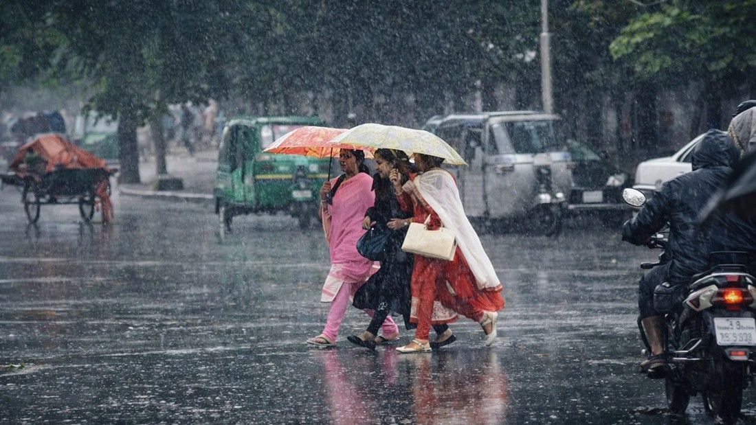 সারাদেশে বজ্রসহ বৃষ্টি, হতে পারে ভারী বর্ষণ