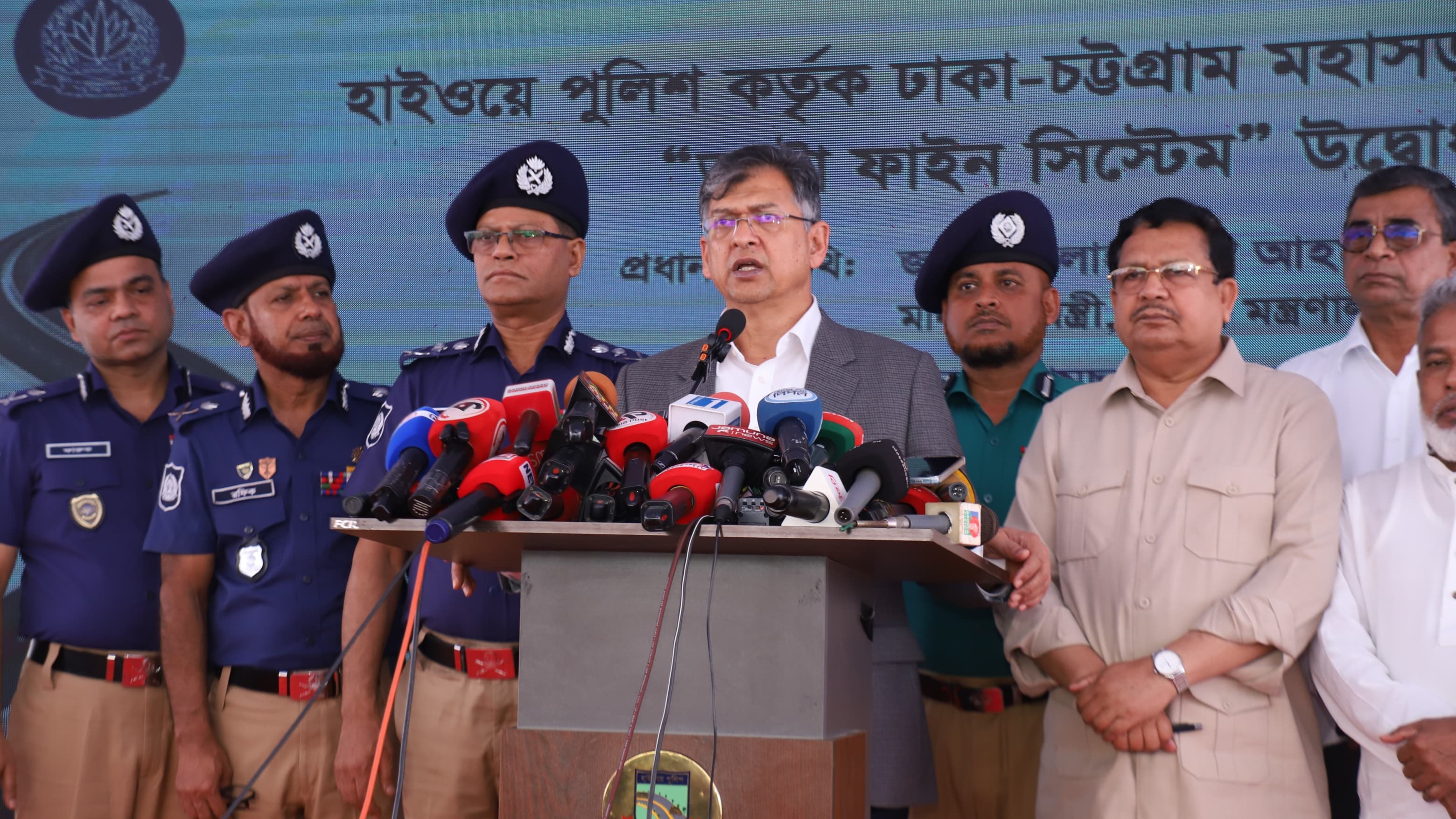 মহাসড়কে এআই ক্যামেরা চালু হলে চাঁদাবাজি কমবে: স্বরাষ্ট্রমন্ত্রী