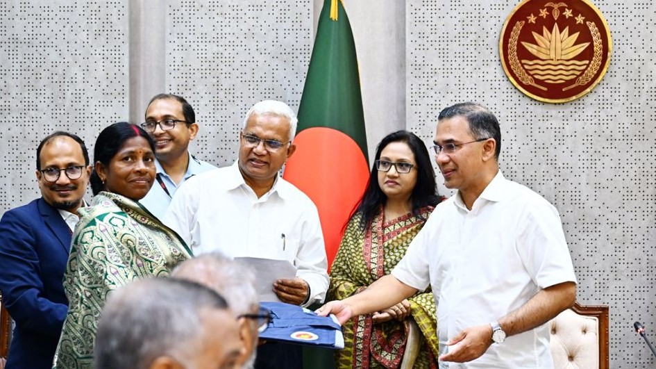 চা-শ্রমিকদের সুরক্ষায় ২০ হাজার রেইনকোট বিতরণ