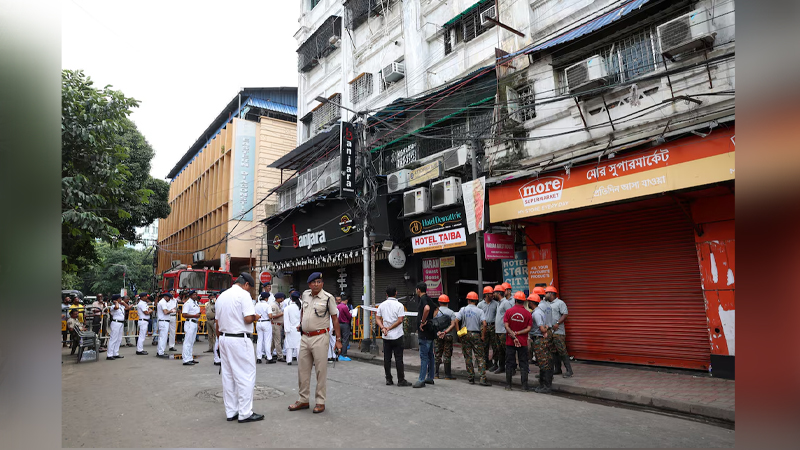 কলকাতার হোটেলে আগুনে ৯ মৃত্যু, নিরাপত্তাব্যবস্থায় গাফিলতির দাবি পুলিশের