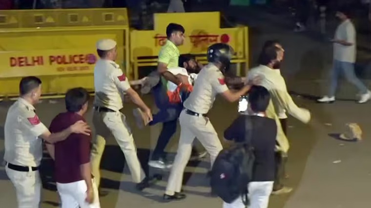 দিল্লিতে কোটাবিরোধী বিক্ষোভ, রাতে আটক বহু আন্দোলনকারী