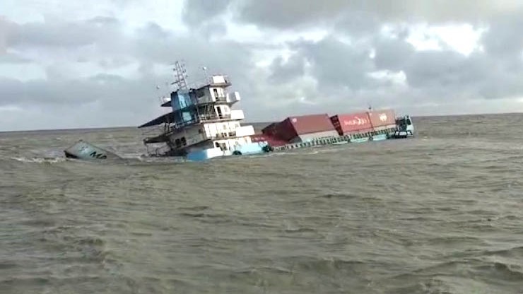 বঙ্গোপসাগরের ওড়িশা উপকূলে জাহাজডুবি, নিখোঁজ ২৪ নাবিকের একজন বাংলাদেশি  বঙ্গোপসাগরে ভারতের ওড়িশা উপকূলের কাছে সিঙ্গাপুরগামী একটি পণ্যবাহী জাহাজ ডুবে ২৪ নাবিক নিখোঁজ হয়েছেন। শনিবার (২২ আগস্ট) পানামার পতাকাবাহী এমভি ওশান-উইনার নামের জাহাজটি উপকূল থেকে প্রায় ২৪০ নটিক্যাল মাইল দূরে ডুবে যায়। জাহাজটিতে থাকা ২৪ নাবিকের মধ্যে ২০ জন চীনের, তিনজন মিয়ানমারের এবং একজন বাংলাদেশের নাগরিক। রোববার সকাল ১১টা ৪৮ মিনিটে জাহাজটির সঙ্গে যোগাযোগ বিচ্ছিন্ন হওয়ার খবর পায় শ্রী বিজয়পুরমের মেরিটাইম রেসকিউ কো-অর্ডিনেশন সেন্টার। জাহাজটি পরিচালনাকারী প্রতিষ্ঠান ভিক্টরি স্টার গ্রুপ কোম্পানি লিমিটেডের সতর্কবার্তার পর উদ্ধার অভিযান শুরু করে ভারতীয় কোস্ট গার্ড ও নৌবাহিনী। অভিযানে কোস্ট গার্ডের ‘ভারদ’ ও ‘আনমোল’ এবং ‘ভিজিত’ নামে আরও একটি জাহাজ মোতায়েন করা হয়েছে। এখন পর্যন্ত একটি লাইফ র‍্যাফট থেকে দুইজনকে উদ্ধার করা হয়েছে বলে জানিয়েছে ভারতীয় কোস্ট গার্ড। নিখোঁজ নাবিকদের উদ্ধারে অভিযান চলছে।  যুবায়ের/মি.
