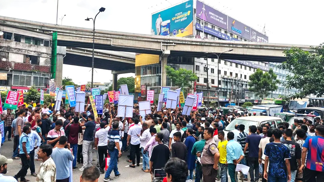 স্লিপার বাসের বৈধতার দাবিতে বনানীতে সড়ক অবরোধ