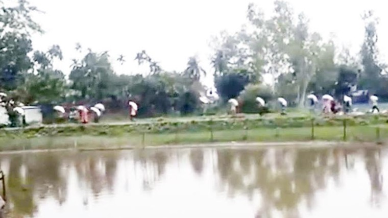 সার না পেয়ে ক্ষুব্ধ কৃষক, ডিলারের গুদাম ভেঙে নিয়ে গেলেন ১৯৭ বস্তা সার