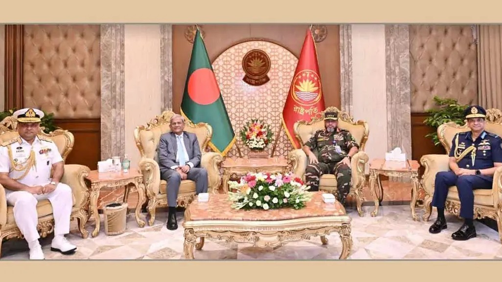 রাষ্ট্রপতির সঙ্গে তিন বাহিনী প্রধানের সৌজন্য সাক্ষাৎ