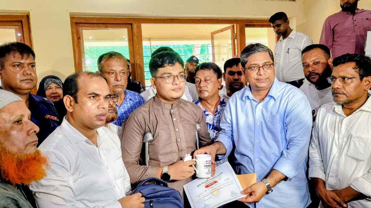এক পা হারিয়েও গোল্ডেন জিপিএ-৫, মাহফুজের দায়িত্ব নিলেন প্রতিমন্ত্রী
