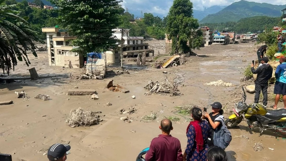 চোখের সামনে স্ত্রী-সন্তানকে ভাসিয়ে নিল বন্যা
