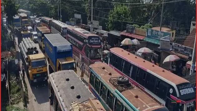 ঢাকা-চট্টগ্রাম মহাসড়কে যানজট, অ্যাম্বুলেন্সে মৃত্যু দুই রোগীর