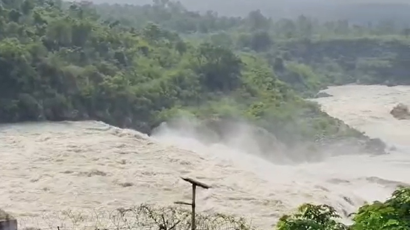 অতিভারী বৃষ্টি-বাঁধের পানি, পশ্চিমবঙ্গে বাড়ছে বন্যার শঙ্কা