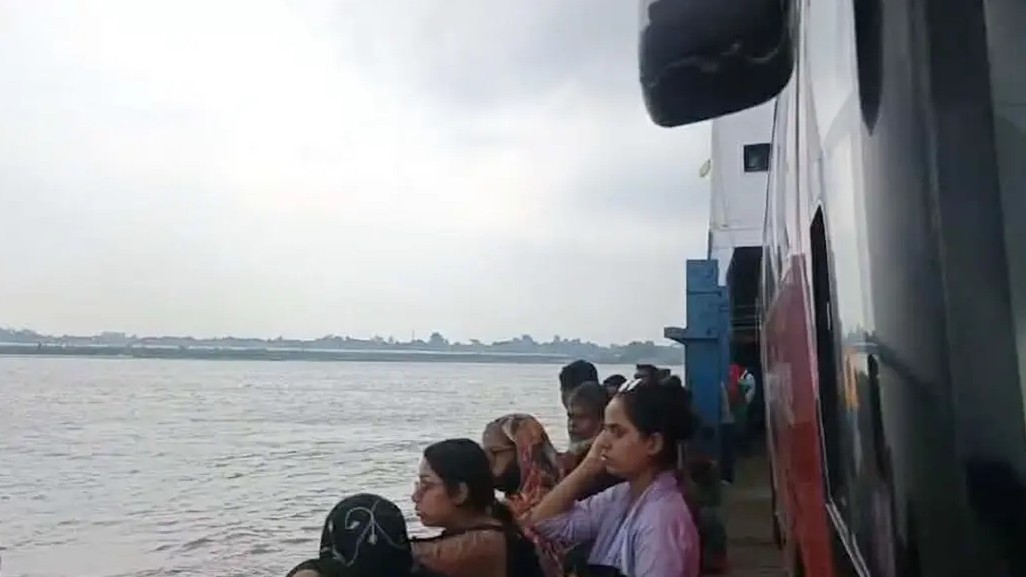 দৌলতদিয়ায় স্রোতের টানে ভেসে গেল ফেরি, আতঙ্কে যাত্রী-চালক
