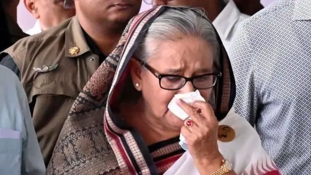 যাত্রাবাড়ী থানার ২ মামলায় শেখ হাসিনাসহ ৬৩ জনের বিরুদ্ধে অভিযোগপত্র দাখিল জুলাই গণঅভ্যুত্থানের সময় রাজধানীর যাত্রাবাড়ীতে হতাহতের ঘটনায় দায়ের করা হত্যা ও হত্যাচেষ্টার দুই মামলায় সাবেক প্রধানমন্ত্রী শেখ হাসিনাসহ ৬৩ জনের বিরুদ্ধে অভিযোগপত্র দিয়েছে পুলিশ। একই সঙ্গে সংশ্লিষ্টতা না পাওয়ায় ১০৫ জনকে মামলা থেকে অব্যাহতির সুপারিশ করা হয়েছে। মামলা দুটি হলো—নাদিম হত্যাচেষ্টা ও বাবুল মৃধা হত্যা মামলা। পৃথকভাবে তদন্ত শেষে যাত্রাবাড়ী থানার দুই এসআই আদালতে অভিযোগপত্র জমা দেন। শিগগিরই অভিযোগপত্র গ্রহণের বিষয়ে শুনানি হওয়ার কথা রয়েছে বলে জানিয়েছেন সংশ্লিষ্টরা। নাদিম হত্যাচেষ্টা মামলায় শেখ হাসিনাসহ ৩০ জনকে আসামি করে গত ২৭ জুলাই অভিযোগপত্র দেন তদন্ত কর্মকর্তা এসআই ইব্রাহিম খলিল। এ মামলায় শেখ হাসিনা ছাড়াও সাবেক স্বরাষ্ট্রমন্ত্রী আসাদুজ্জামান খান কামাল, সাবেক সেতুমন্ত্রী ওবায়দুল কাদের, সাবেক খাদ্যমন্ত্রী কামরুল ইসলাম, সাবেক আইজিপি চৌধুরী আবদুল্লাহ আল-মামুন, সাবেক ডিএমপি কমিশনার হাবিবুর রহমান, সাবেক ডিবিপ্রধান হারুন অর রশীদ, বিপ্লব কুমার সরকার ও ছাত্রলীগের সাবেক সভাপতি সাদ্দাম হোসেন রয়েছেন। এ মামলায় অব্যাহতির সুপারিশ করা হয়েছে ৬৬ জনকে। তাদের মধ্যে সাবেক মন্ত্রিপরিষদ সচিব মাহবুব হোসেন ও আনোয়ারুল ইসলাম, সাবেক নির্বাচন কমিশনার ও সচিব আনিসুর রহমান, সাবেক মুখ্য সচিব তোফাজ্জল হোসেন মিয়া ও আহমেদ কায়কাউস, সাবেক আইজিপি শহিদুল হকসহ অনেকে রয়েছেন। অন্যদিকে, রাজমিস্ত্রি মো. বাবুল মৃধা হত্যা মামলায় শেখ হাসিনাসহ ৩৩ জনের বিরুদ্ধে গত ১৩ আগস্ট অভিযোগপত্র দেন যাত্রাবাড়ী থানার এসআই মাহমুদুল হাসান ইরফান। এ মামলায় সংশ্লিষ্টতা না পাওয়ায় ৩৯ জনকে অব্যাহতির সুপারিশ করা হয়েছে। এ মামলার আসামিদের মধ্যে রয়েছেন সাবেক সেতুমন্ত্রী ওবায়দুল কাদের, সাবেক স্বরাষ্ট্রমন্ত্রী আসাদুজ্জামান খান কামাল, সাবেক আইনমন্ত্রী আনিসুল হক, সাবেক পররাষ্ট্রমন্ত্রী হাছান মাহমুদ, সাবেক তথ্য ও সম্প্রচার প্রতিমন্ত্রী মোহাম্মদ আলী আরাফাত, সাবেক মেয়র শেখ ফজলে নূর তাপস এবং সাবেক সংসদ সদস্য কাজী মনিরুল ইসলাম মনু, এস এম শাহজাদা, মহিউদ্দিন মহারাজ ও পঙ্কজ নাথ। এছাড়া সাবেক মেয়র সাদিক আবদুল্লাহ, সাবেক আইজিপি চৌধুরী আবদুল্লাহ আল-মামুন, সাবেক ডিএমপি কমিশনার হাবিবুর রহমানসহ আরও কয়েকজন রয়েছেন।