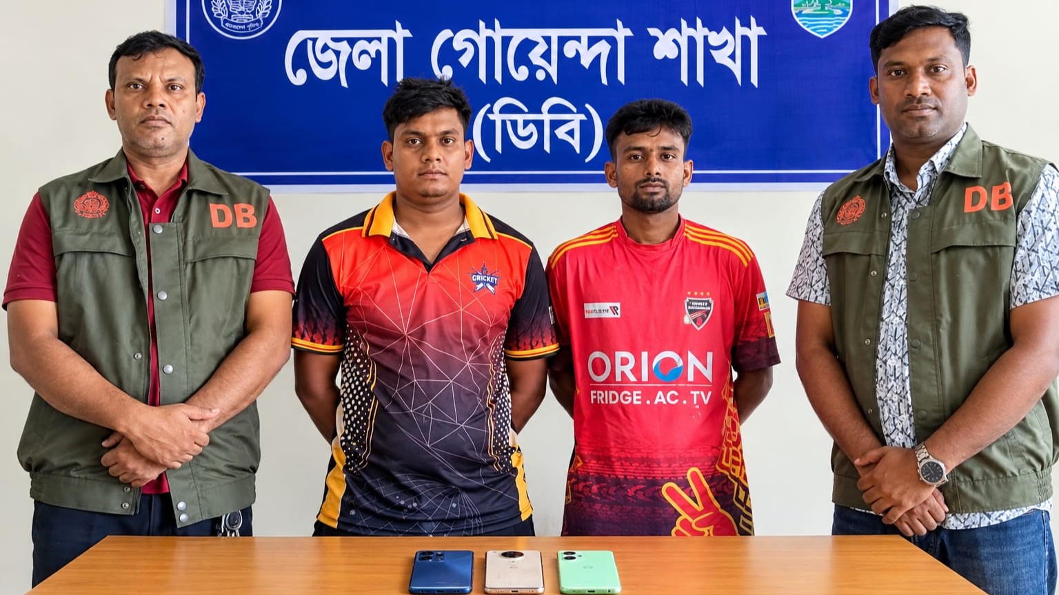 জয়পুরহাটে অনলাইন জুয়ার ‘আসর’, ডিবির হাতে দুই যুবক