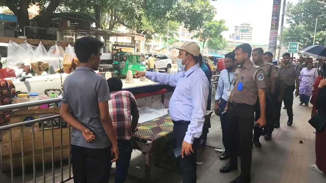 কারওয়ান বাজার-ফার্মগেটে মেট্রোরেল এলাকায় উচ্ছেদ অভিযান
