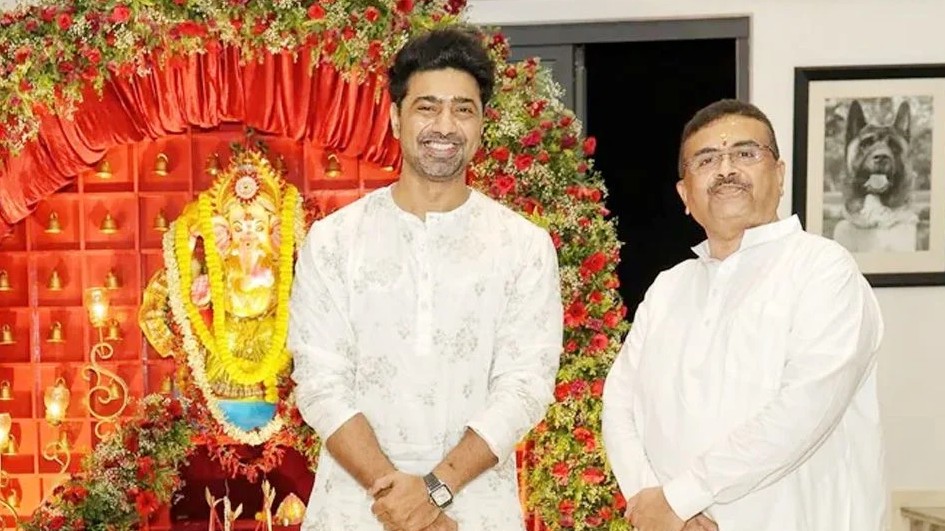 দেবের বাড়িতে শুভেন্দু, গণেশপূজায় একসঙ্গে তারকা-মুখ্যমন্ত্রী