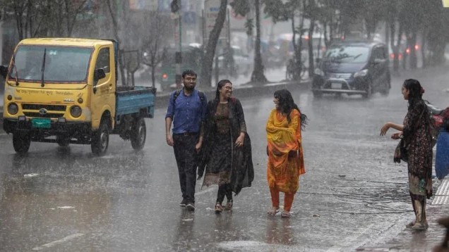 সকালের বৃষ্টিতে স্বস্তি ফিরল রাজধানীতে