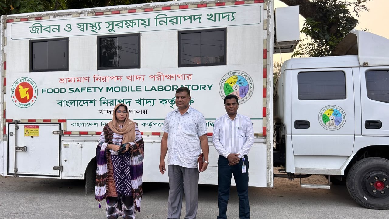 নিরাপদ খাবার নিশ্চিতে জয়পুরহাটে মোবাইল ফুড ল্যাবের অভিযান