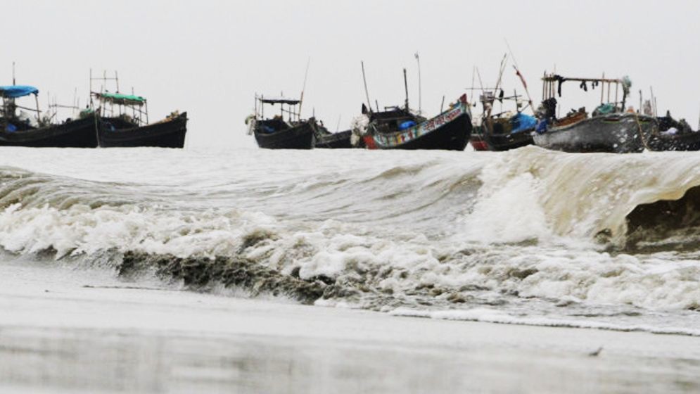 বঙ্গোপসাগরে মাছ ধরার নৌকা-ট্রলারকে গভীরে না যাওয়ার নির্দেশ