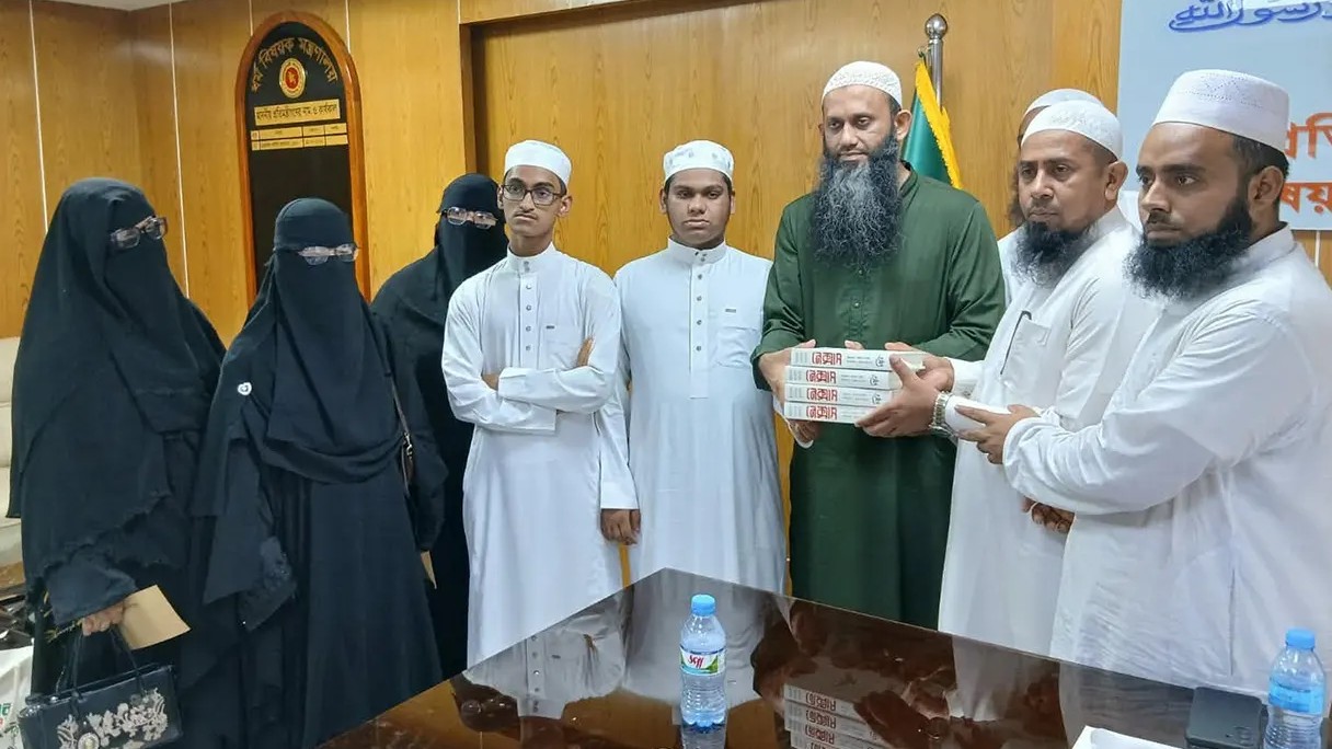 বিশ্বজয়ী হাফেজদের দেয়া ‘নেক্সাস’ বই ফেরত নিলেন ধর্ম প্রতিমন্ত্রী