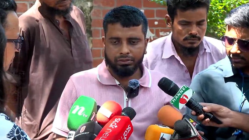 মরিয়মের মৃত্যুর ঘটনায় শ্যালক ওবায়দুরকে দায়ী করলেন বাবা সাতক্ষীরা-৪ আসনের সংসদ সদস্য গাজী নজরুল ইসলামের সঙ্গে মেয়ে মরিয়ম খাতুনের সম্পর্কের জন্য তার শ্যালক ওবায়দুর রহমানকে দায়ী করেছেন মরিয়মের বাবা মাসুম বিল্লাহ। সোমবার (২১ সেপ্টেম্বর) সকাল ১১টার দিকে শহীদ সোহরাওয়ার্দী মেডিকেল কলেজ হাসপাতালে সাংবাদিকদের প্রশ্নের জবাবে তিনি এ অভিযোগ করেন। মাসুম বিল্লাহ বলেন, ‘আজকে এই পরিস্থিতির জন্য আমার শ্যালক ওবায়দুর দায়ী। সে-ই মেয়েকে এই রাস্তায় নিয়ে এসেছে।’ টাকার লোভে মেয়েকে এমপি নজরুলের সঙ্গে সম্পর্কে জড়ানো এবং আত্মহত্যায় প্ররোচিত করার অভিযোগও করেন তিনি। এছাড়াও মেয়ের সঙ্গে ভালো কথা হতো বলে দাবি করেন মরিয়মের বাবা। তিনি বলেন, মেয়ে কখনও কোনকিছু নিয়ে অভিযোগ করেনি।
