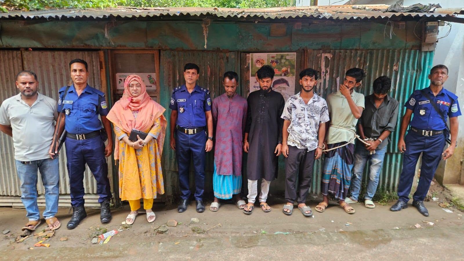 পাবনায় মাদক কারবারির বাড়ি থেকে ৫ কেজি গাঁজা উদ্ধার, গ্রেপ্তার ২
