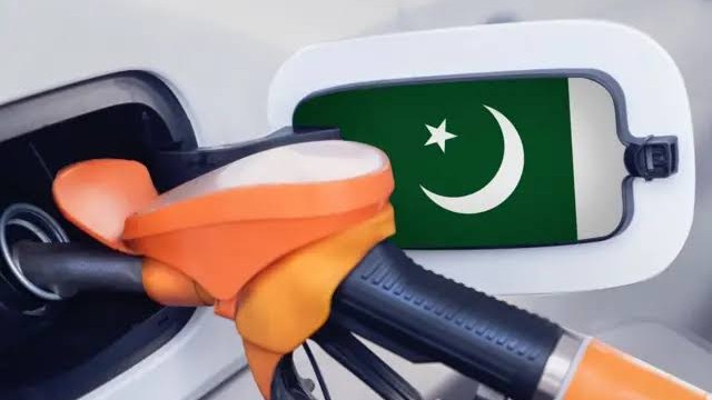 বিশ্ববাজারে অস্থিরতার মধ্যেই পাকিস্তানে কমল পেট্রোল-ডিজেলের দাম