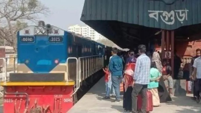 বগুড়ায় ট্রেনে কাটা পড়ে গৃহবধূ নিহত